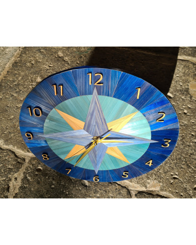 Horloge murale au contour bleu