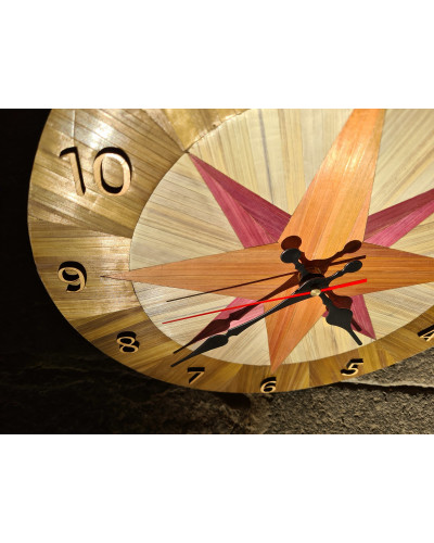 Horloge murale au contour marron