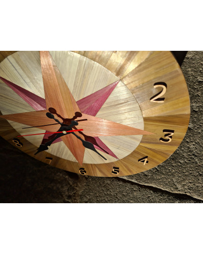 Horloge murale au contour marron