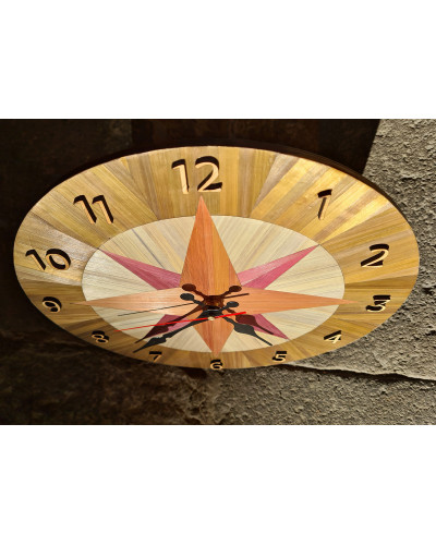 Horloge murale au contour marron