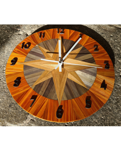 Horloge murale au contour orange