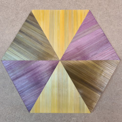 Hexagone radial jaune-marron-violet