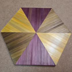 Hexagone radial jaune-marron-violet