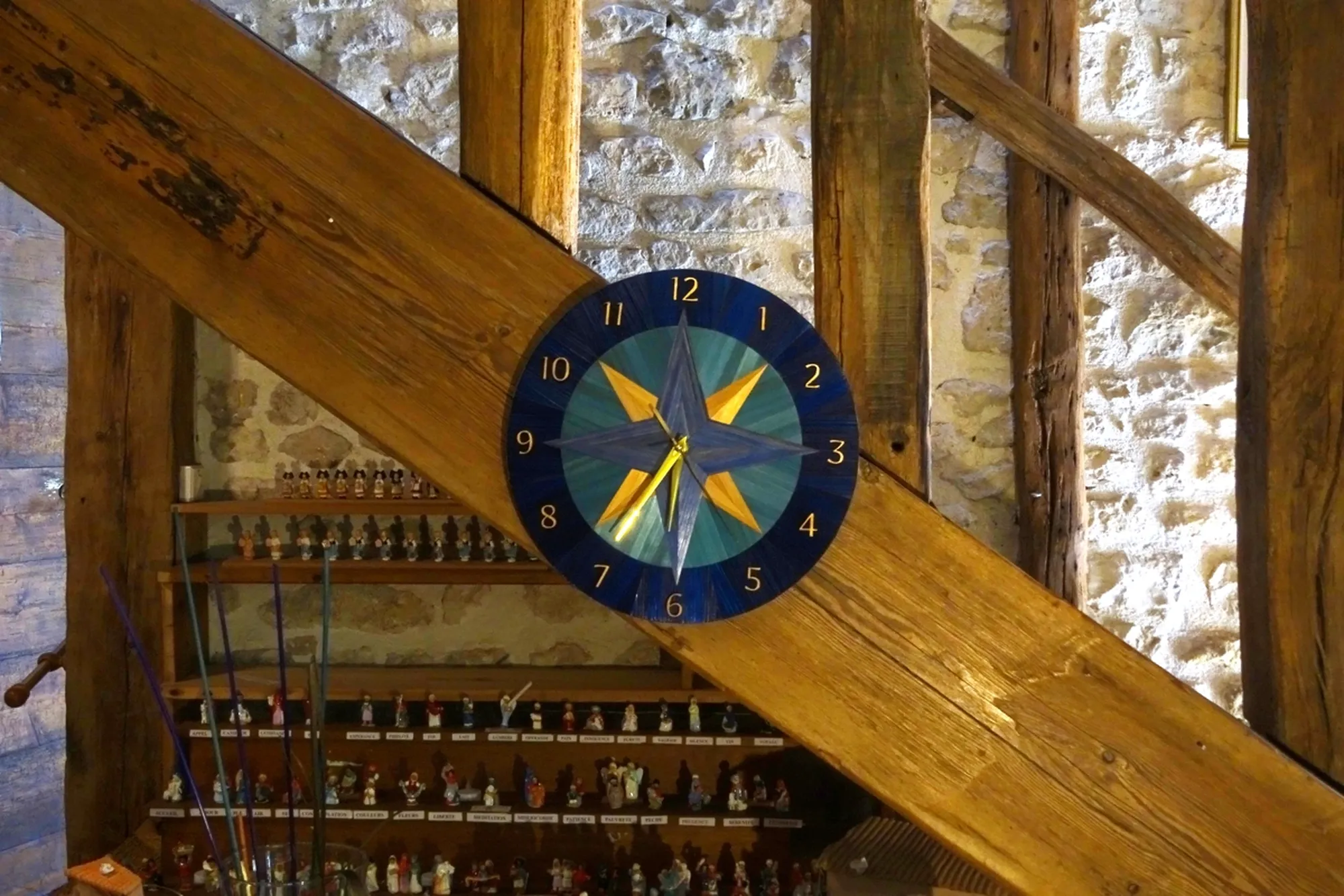 Horloge accroché dans la grange.